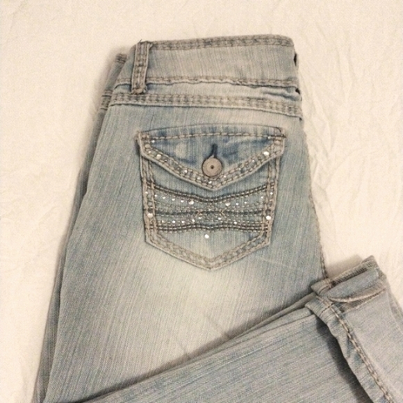 Almost Famous Crystal Pocket DISTRESS High Rise LIGHT BLUE Capris Sz 7 Sun Fade - Picture 15 of 16